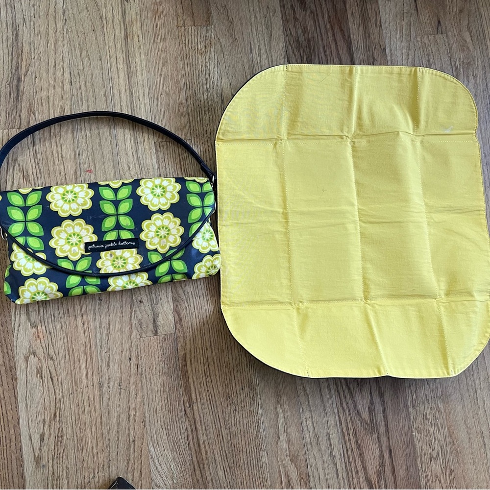 Petunia Pickle Bottom Black and Green‎ Floral Clutch changing pads - Picture 6 of 12